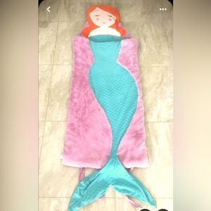 Mermaid sleeping blanket plush & comfy.